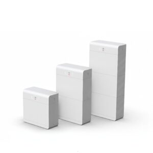 Huawei LUNA2000 7 - 21 kWh Stromspeicher Komplettset, abgebildet aus einem leichten Winkel, sodass die rechte Seite sichtbar ist, auf weißem Hintergrund.