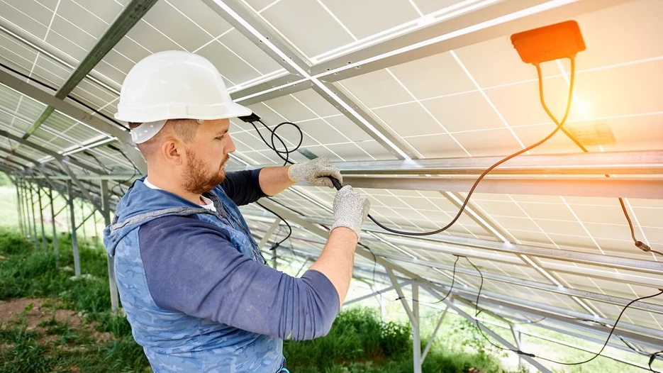 Photovoltaik-Kabel außen verlegen: Vom Dach in den Keller
