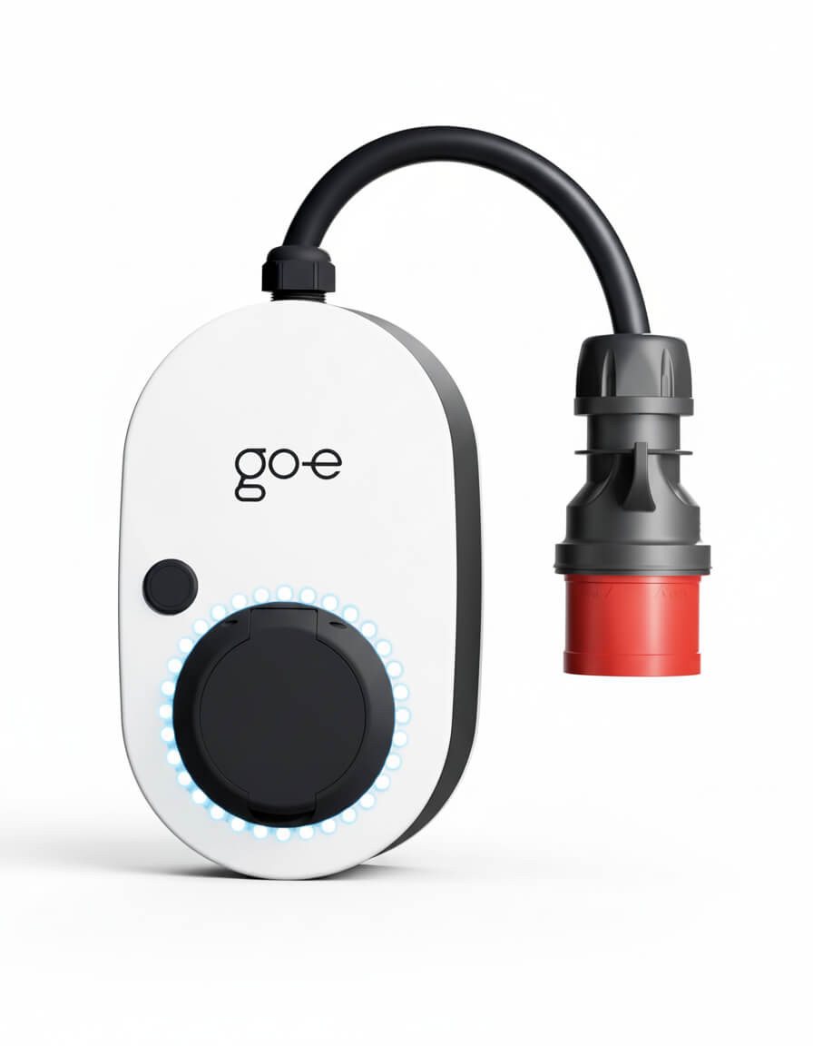 go-e Charger Gemini flex Wallbox 11kW Ladestation 1 Wallboc Ladestation, abgebildet aus einem leichten Winkel auf weißem Hintergrund.