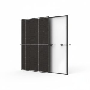 TRINA Solarmodul, abgebildet aus einem leichten Winkel, sodass die rechte Seite sichtbar ist, auf weißem Hintergrund.