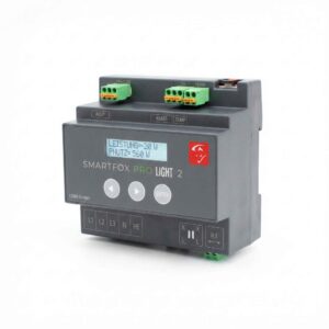 Smartfox Pro 2 Energiemanager mit Stromwandler, abgebildet aus einem leichten Winkel, sodass die rechte Seite sichtbar ist, auf weißem Hintergrund.