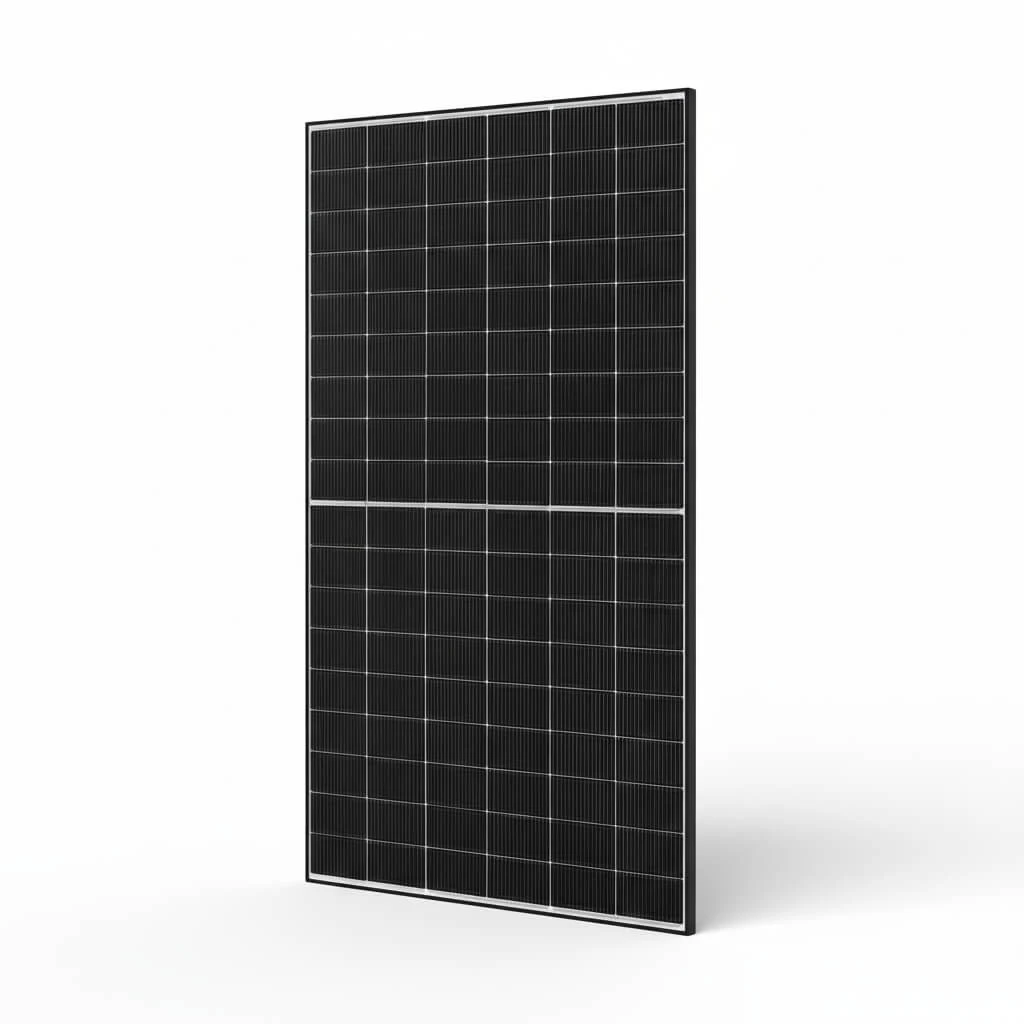 JA Solar Glas-Glas black frame Solarmodul, abgebildet aus einem leichten Winkel, sodass die rechte Seite sichtbar ist, auf weißem Hintergrund.